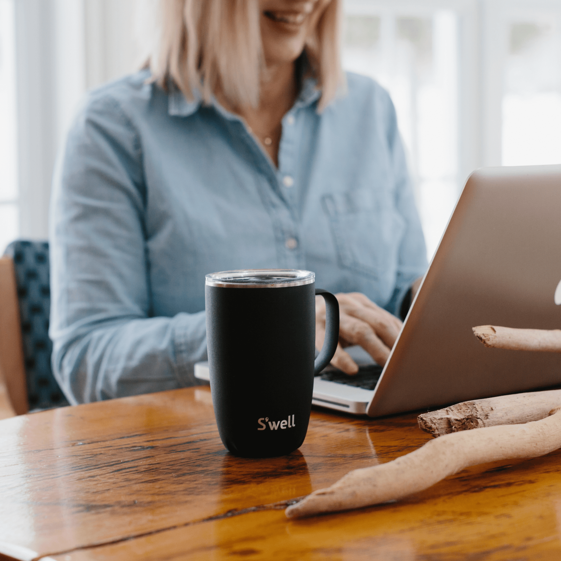 mug-16oz-f9 Swell-16oz-Mug-Onyx-Lifestyle-1.png