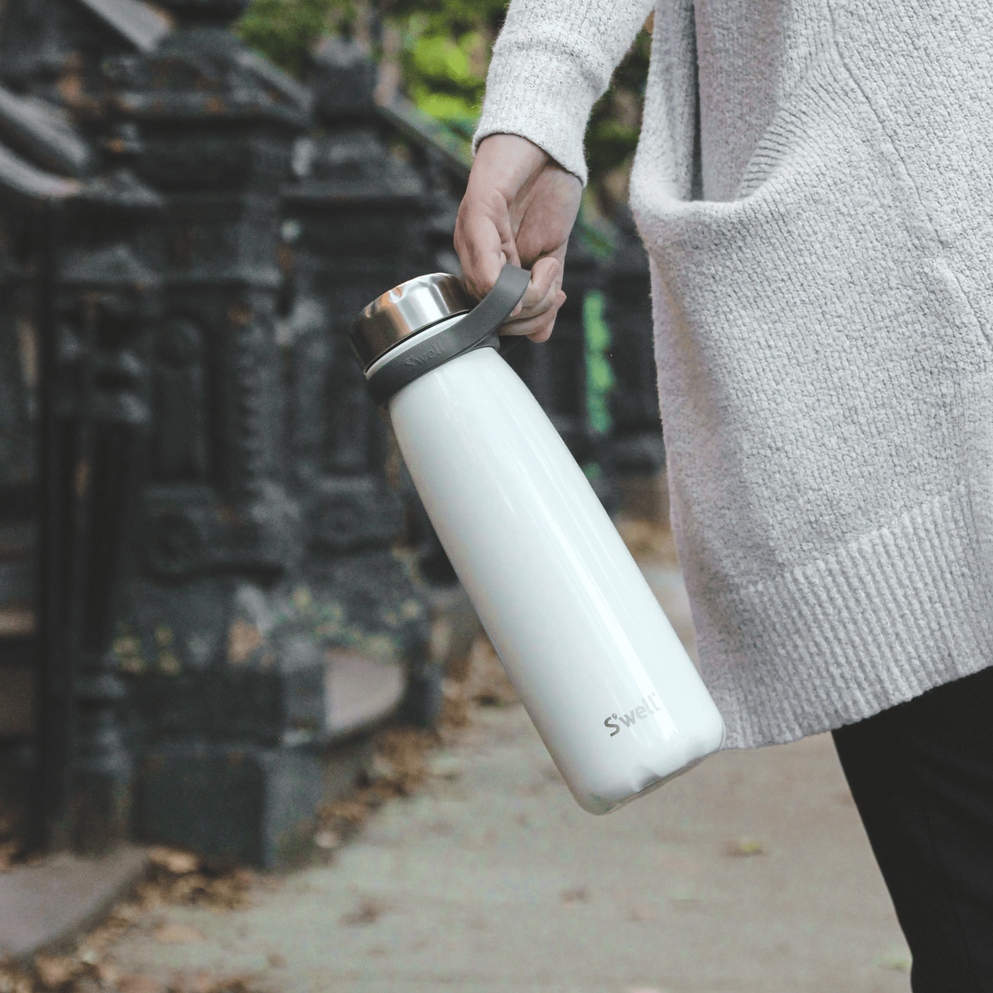 traveler-40oz-h6 Swell-Water-Bottle-Traveler-40oz-White-Angel-Food-Lifestyle-1.png