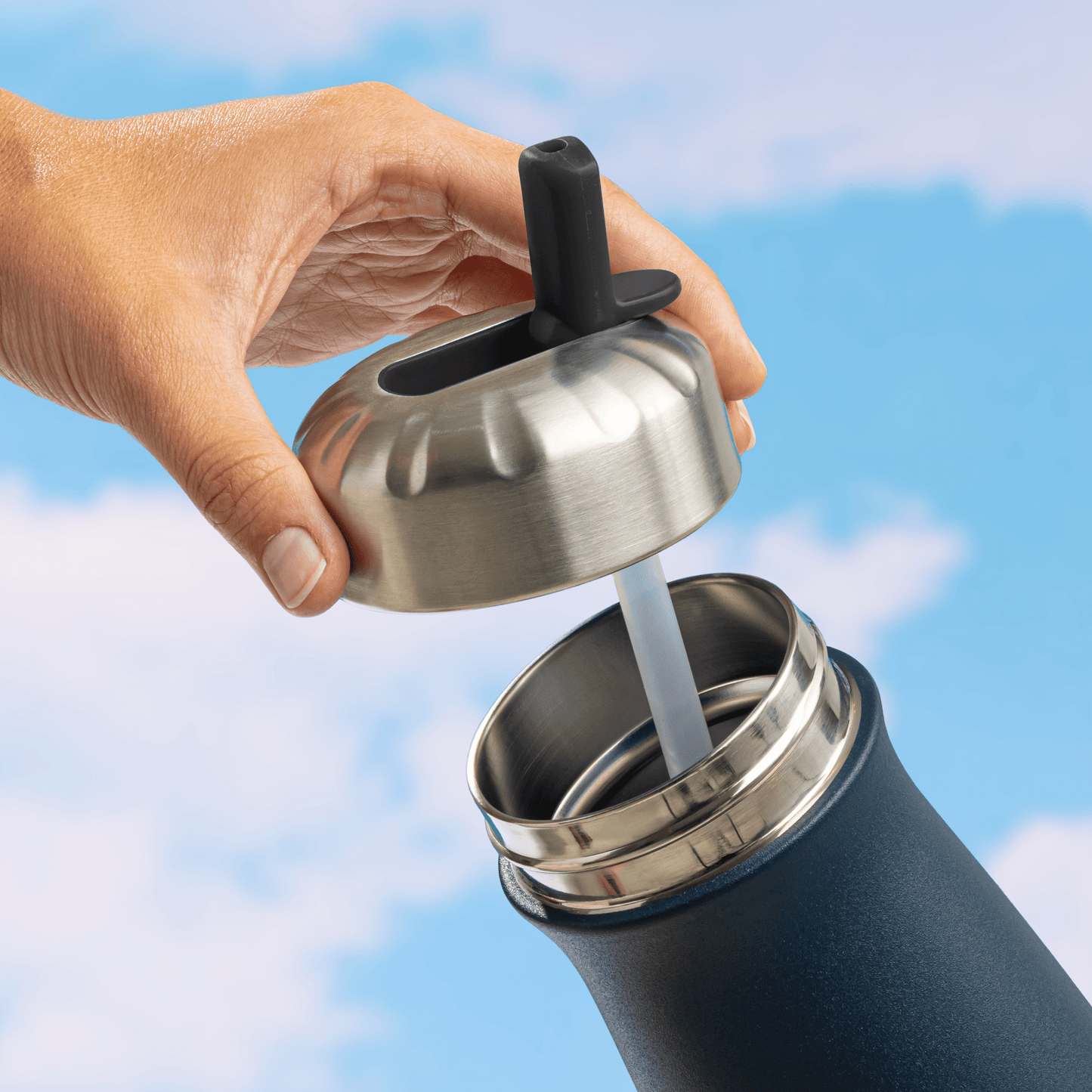 traveler-flip-straw-lid-m0 Swell_Flip_Straw_Cap_Traveler-Straw-Down-Bottle-1.png