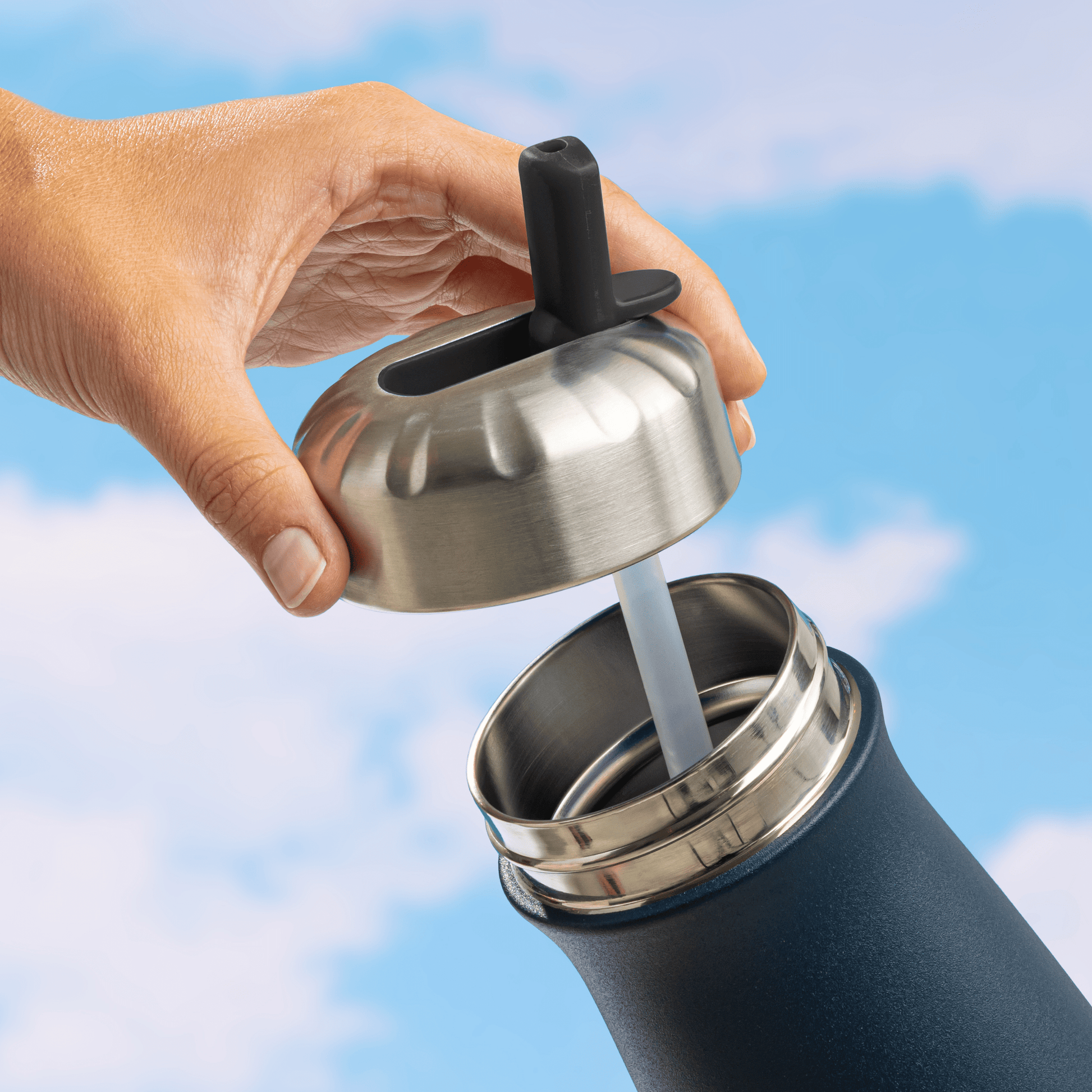 traveler-flip-straw-lid-m0 Swell_Flip_Straw_Cap_Traveler-Straw-Down-Bottle-1.png